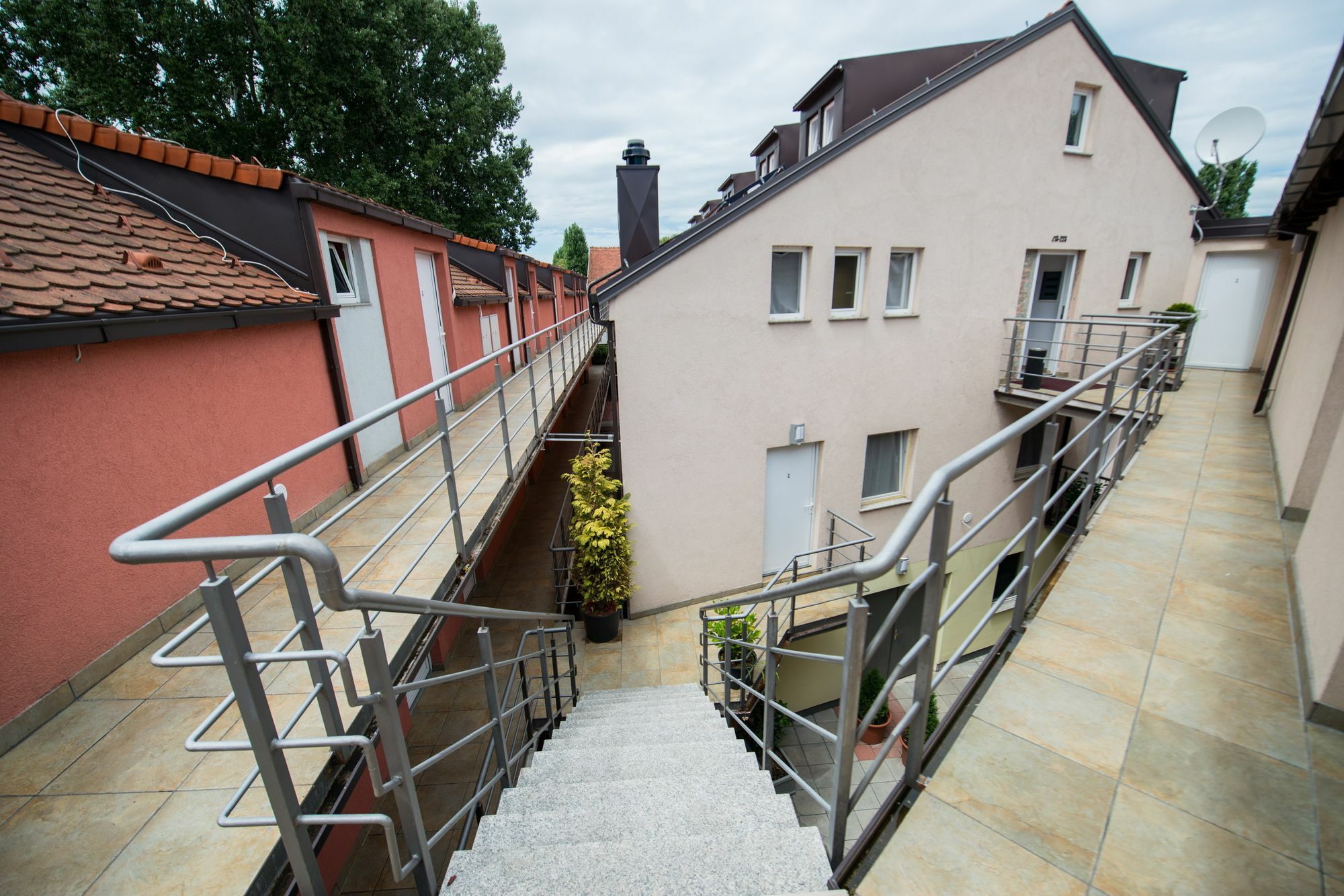 Integralni Hotel & Hostel Zagreb Exterior foto